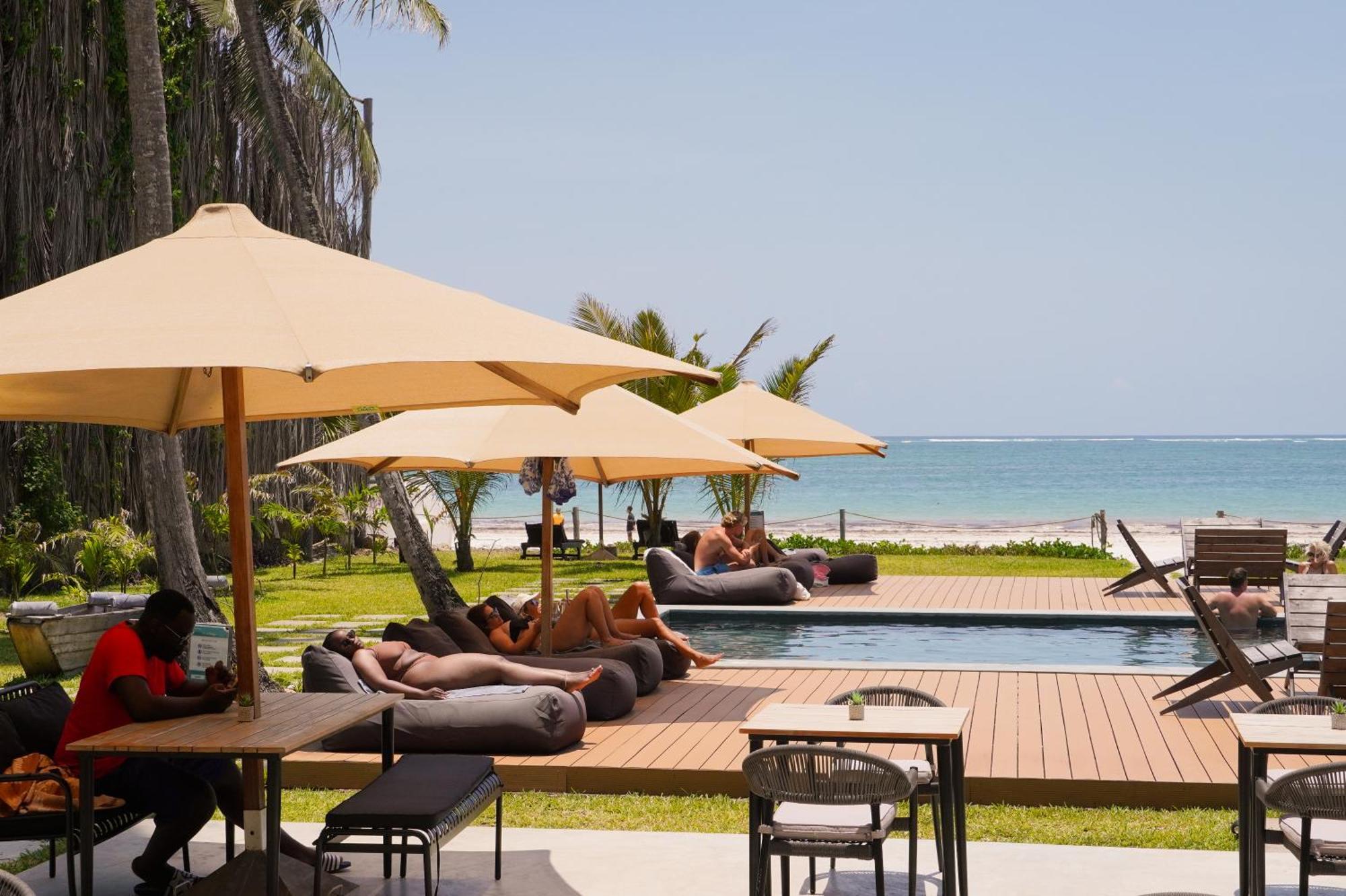 Lalagalu - Beachfront Ecocabins เดียนีบีช ภายนอก รูปภาพ