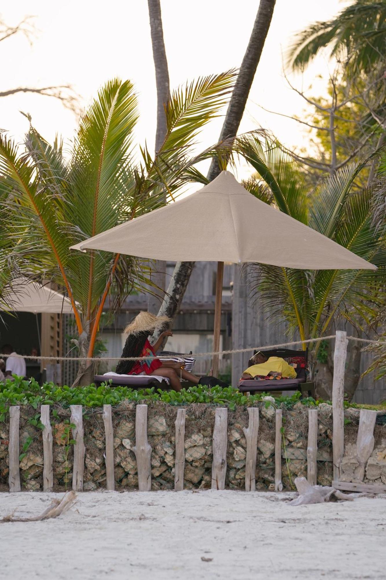 Lalagalu - Beachfront Ecocabins เดียนีบีช ภายนอก รูปภาพ